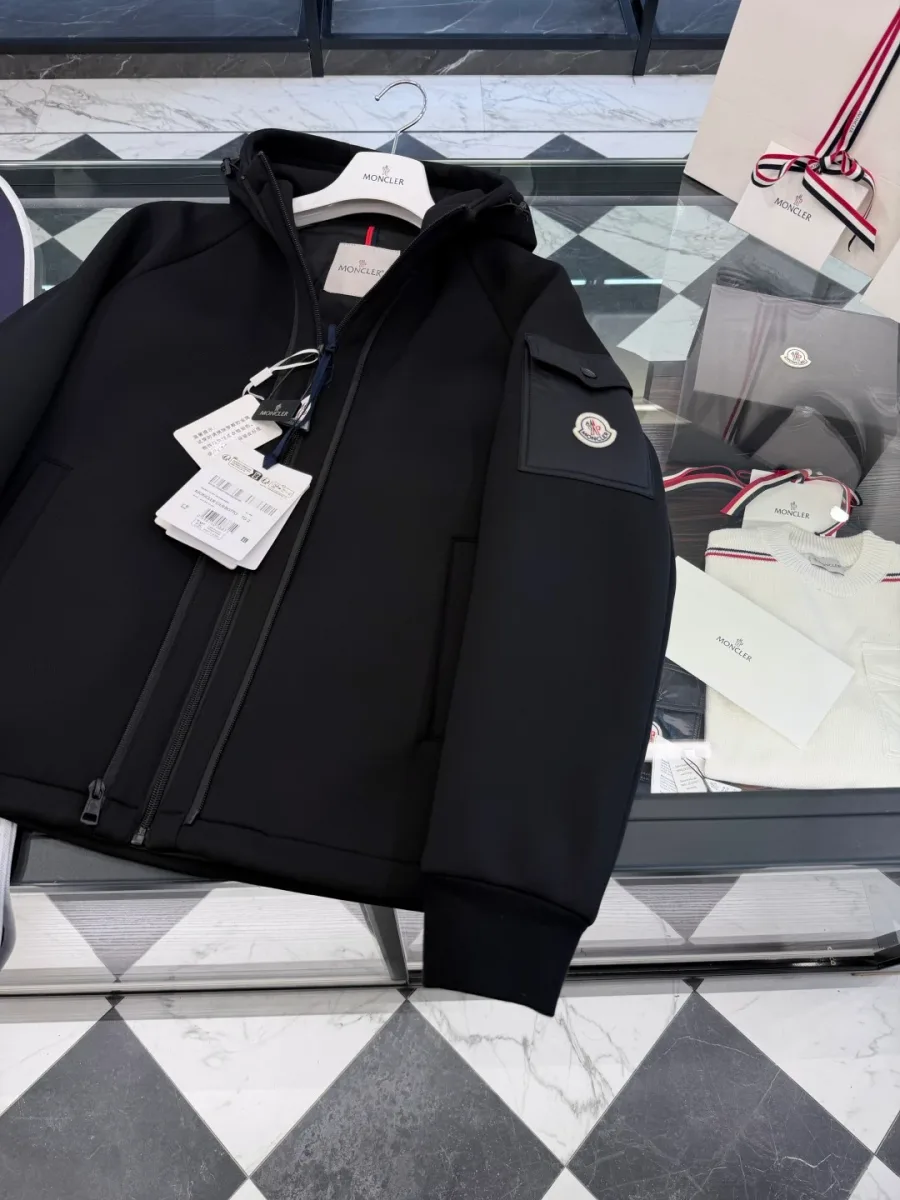 Куртка Moncler с капюшоном, фирменным патчем на рукаве и молнией, вид спереди