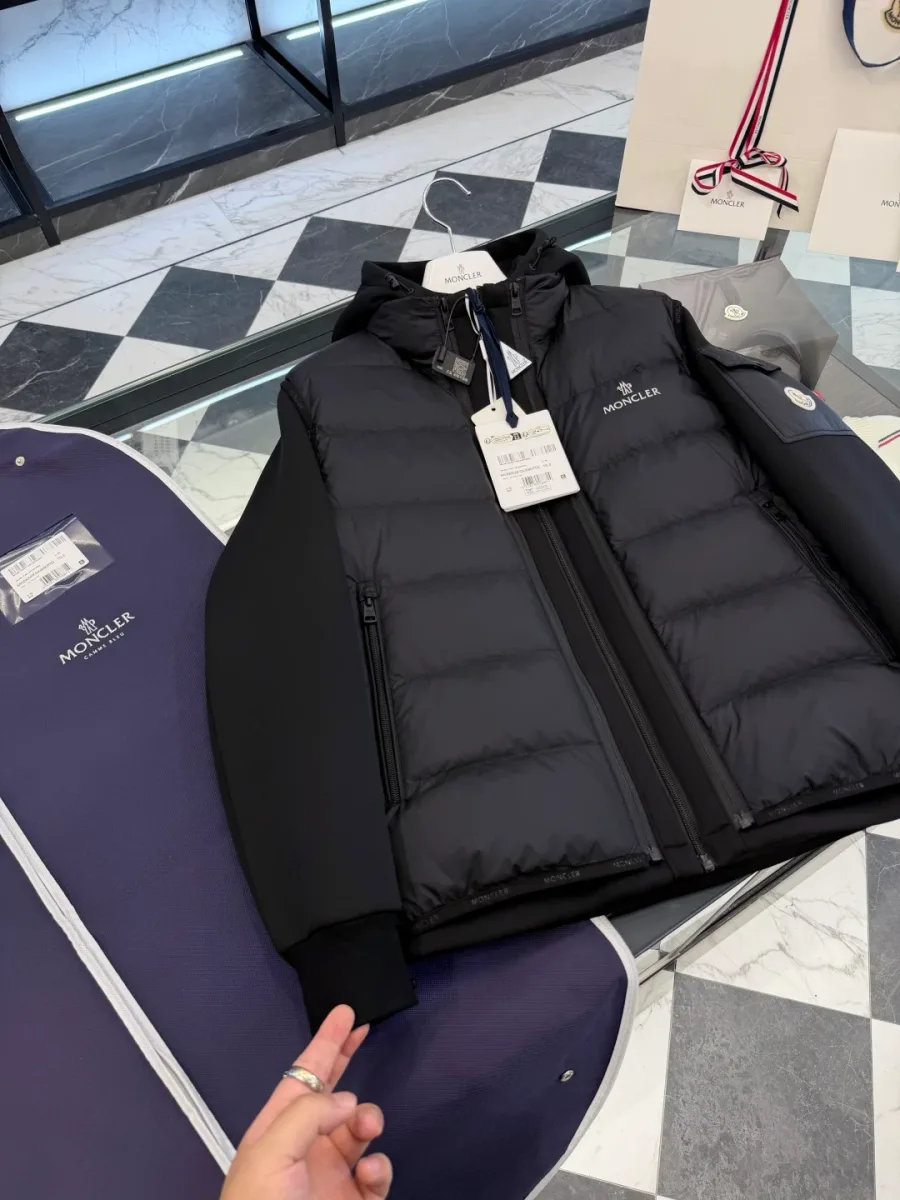 Многослойный комплект куртки и жилета Moncler чёрного цвета, вид спереди под углом