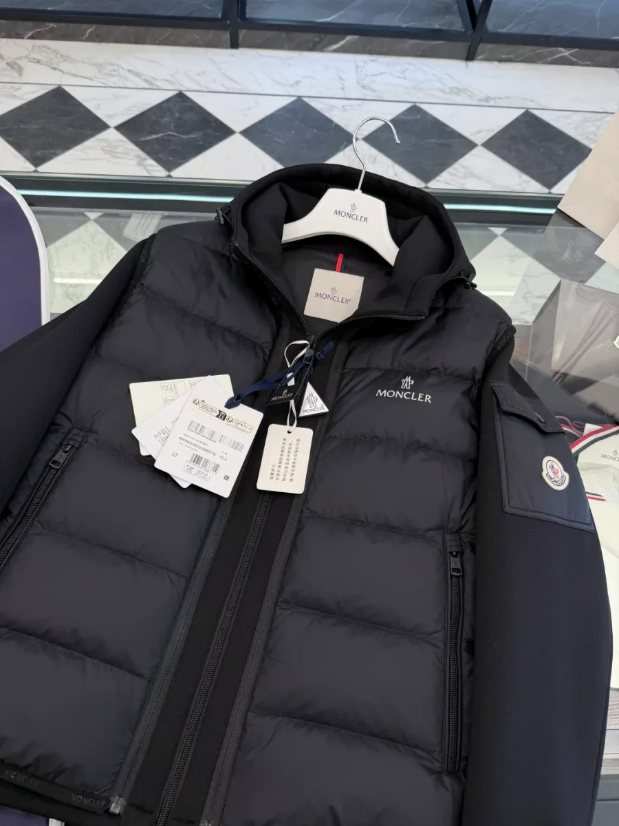 Верхняя часть комплекта Moncler с капюшоном, воротником-стойкой и бирками крупным планом