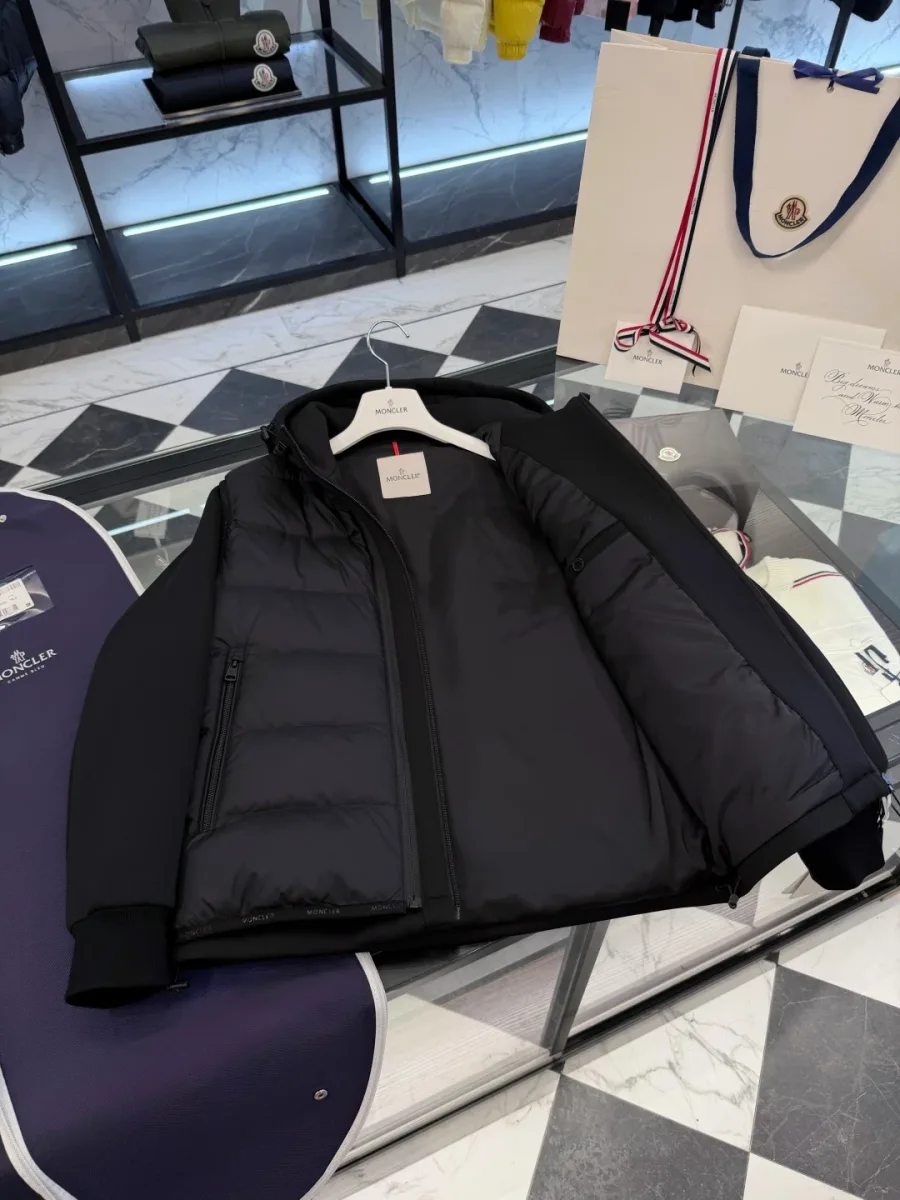 Расстёгнутая куртка с жилетом Moncler на столе, демонстрация внутренней отделки
