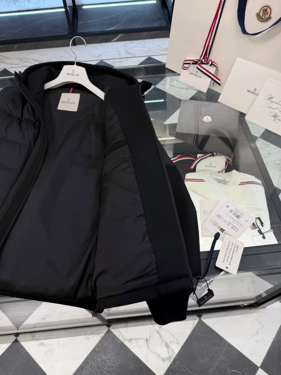 Подкладка и внутренние бирки куртки Moncler с капюшоном, вид в расстёгнутом виде