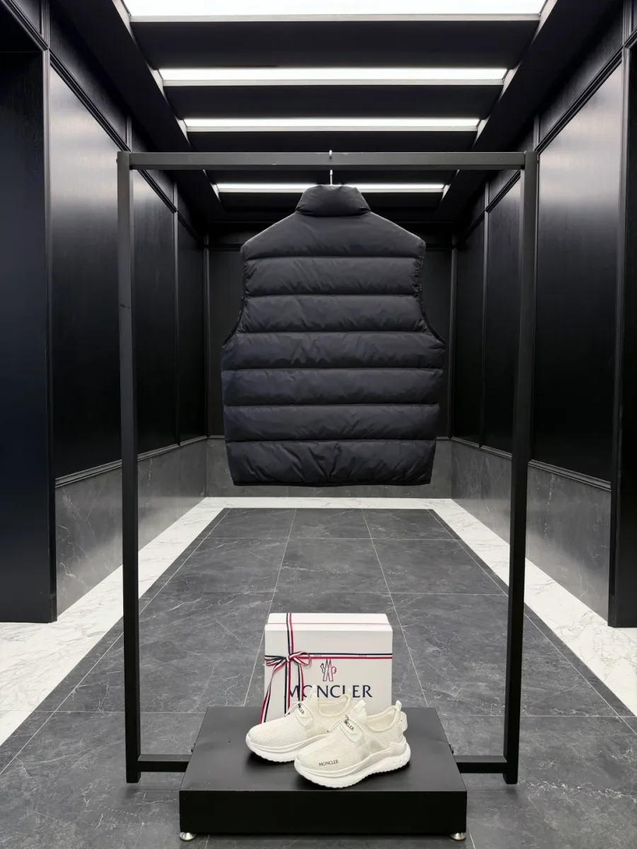 Чёрный стеганый жилет Moncler с наполнителем из пуха на стойке, вид со спины