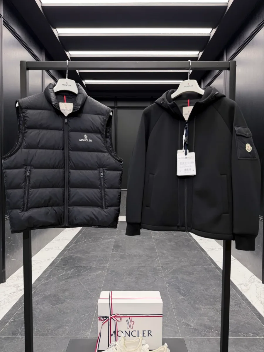Комплект Moncler из двух предметов чёрного цвета на вешалках, вид спереди крупным планом
