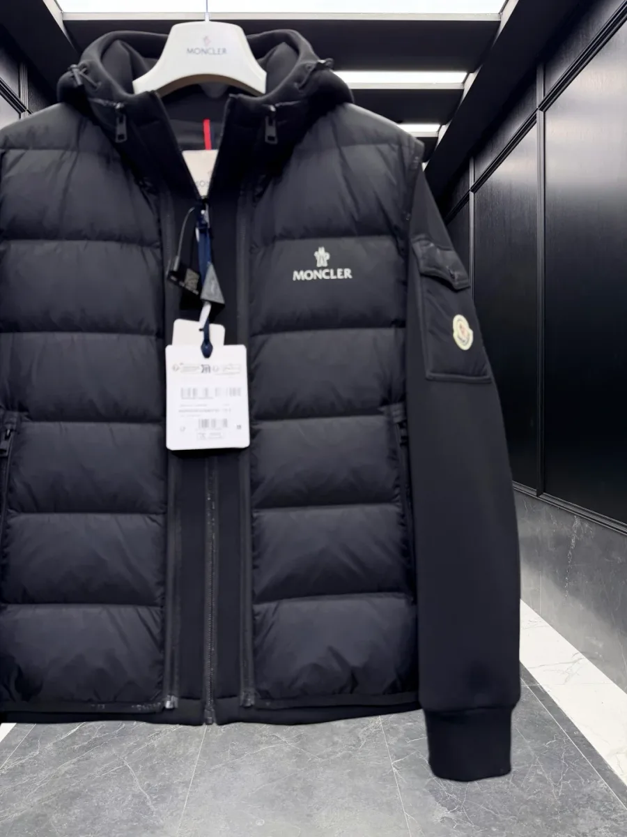 Мужская утеплённая куртка Moncler чёрного цвета с жилетом, ракурс спереди крупным планом