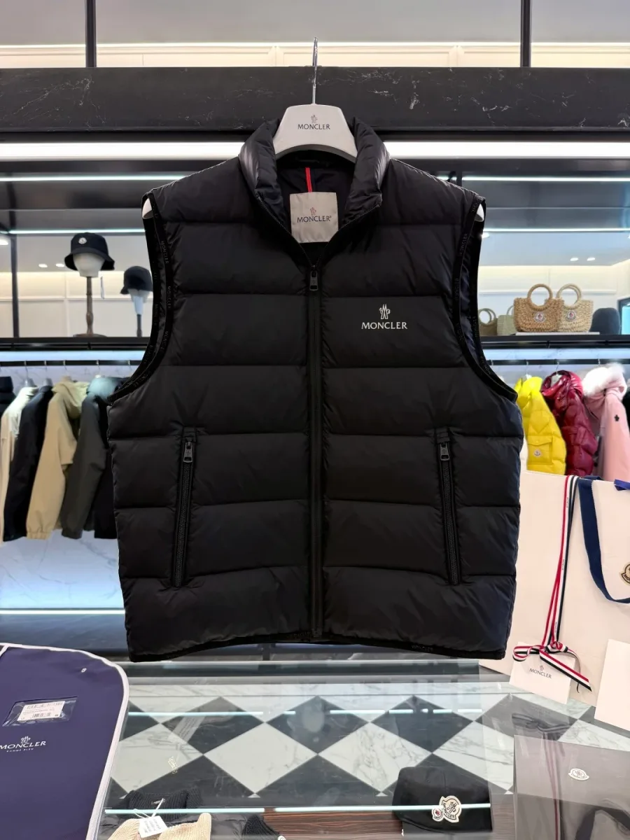 Пуховый жилет Moncler чёрного цвета с горизонтальной стёжкой, фронтальный ракурс