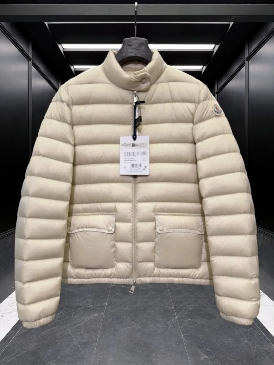 Бежевый пуховик Moncler Lans крупным планом с карманами и навесными бирками