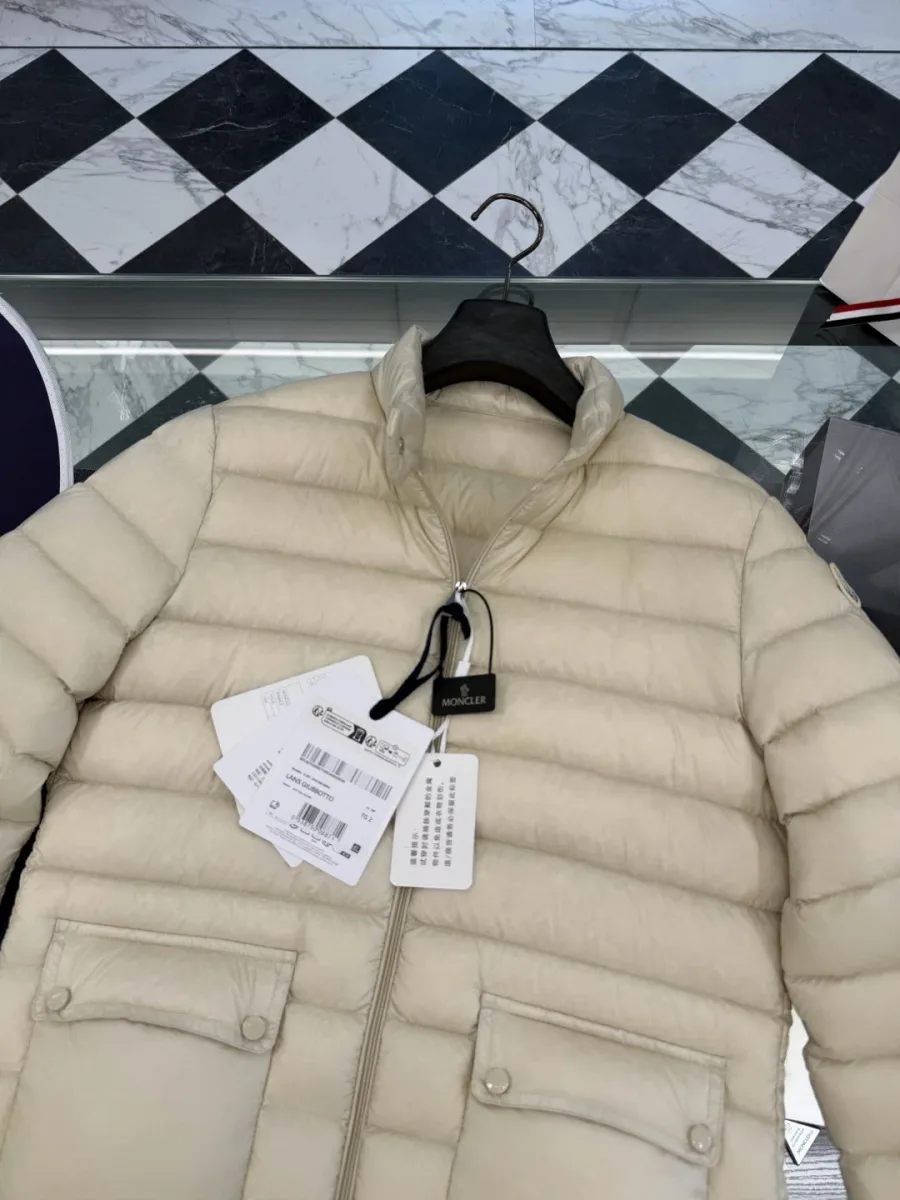 Крупный план накладных карманов и застёжки пуховика Moncler Lans