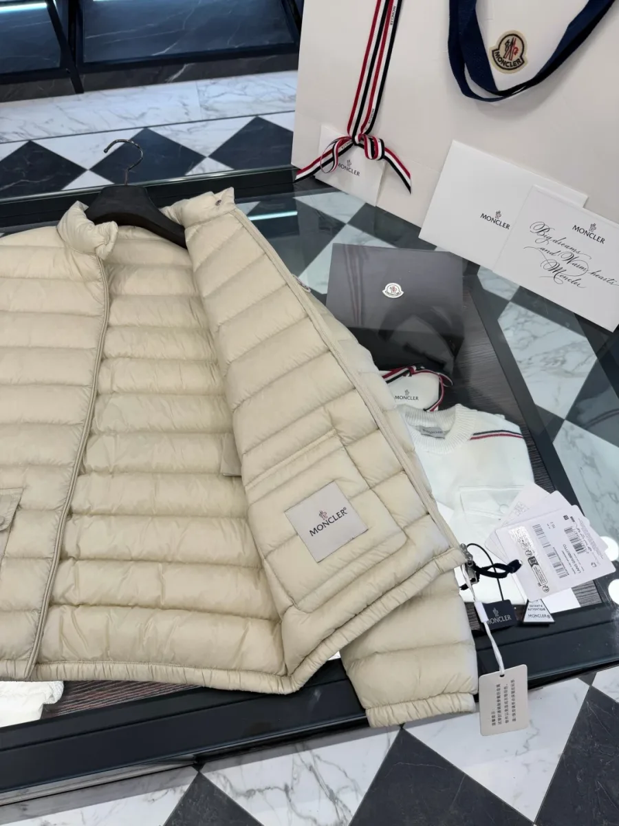 Крупный план внутреннего кармана с логотипом пуховика Moncler Lans