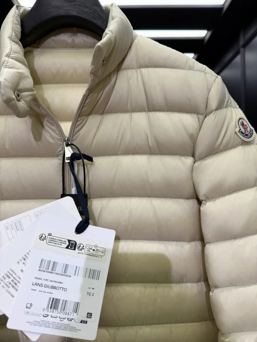Детали воротника-стойки, молнии и бирки модели пуховика Moncler Lans
