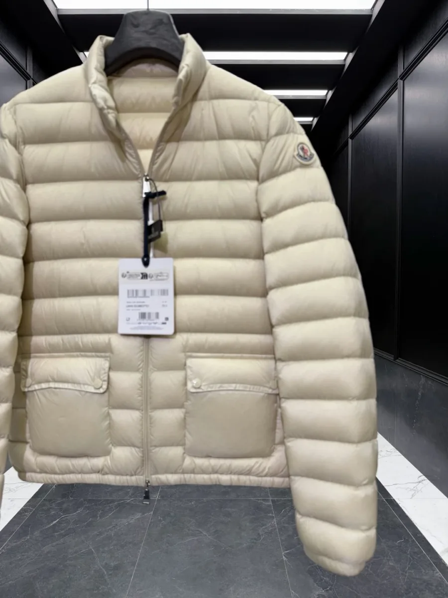 Крупный план бежевого пуховика Moncler Lans с горизонтальной стёжкой