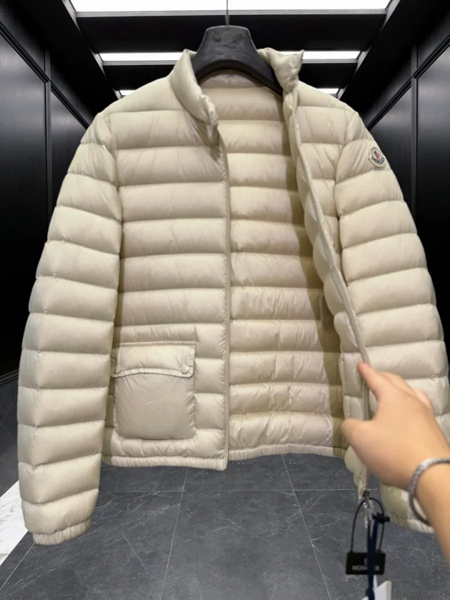Бежевый пуховик Moncler Lans в расстёгнутом виде с внутренней подкладкой