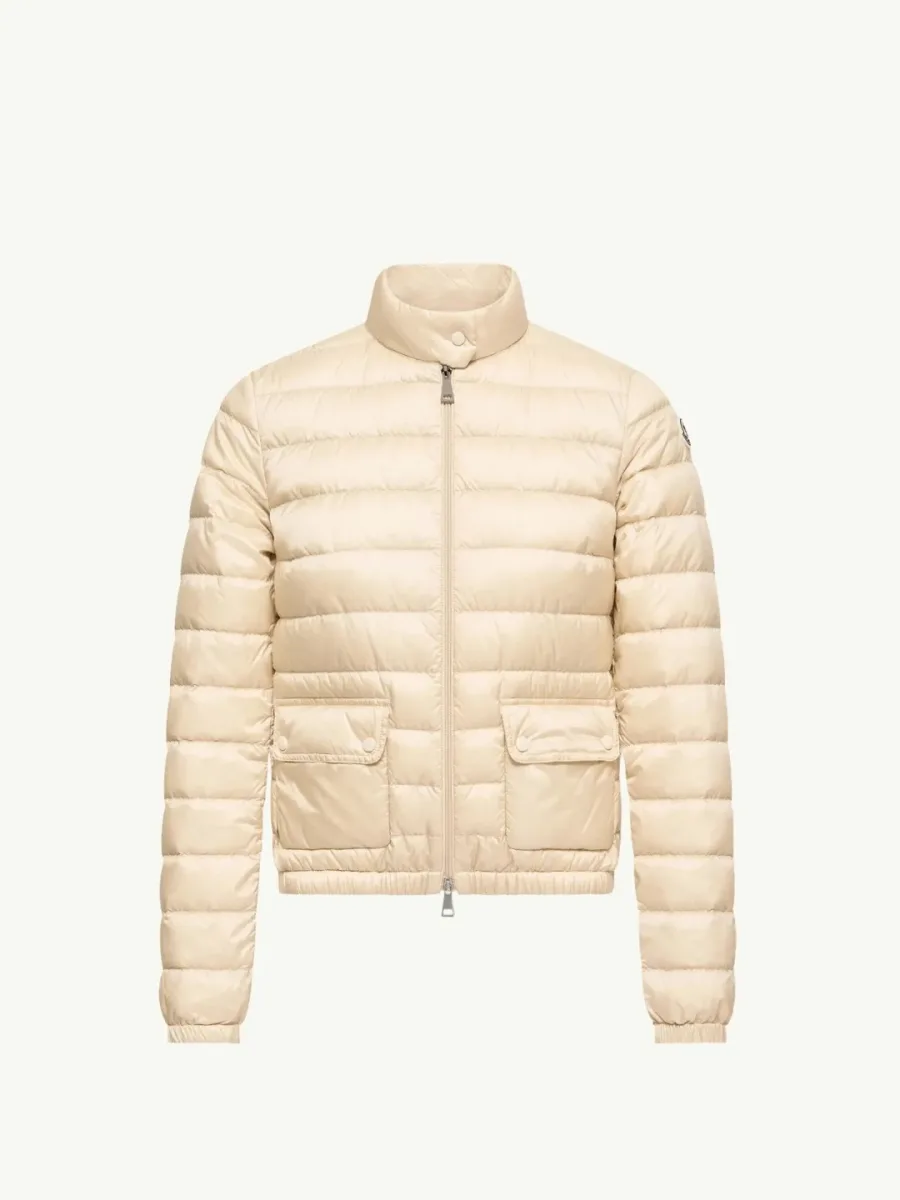 Бежевый пуховик Moncler Lans на белом фоне, студийный фронтальный ракурс