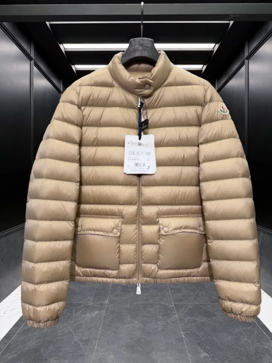 Короткий бежевый пуховик Moncler Lans с воротником-стойкой, вид спереди