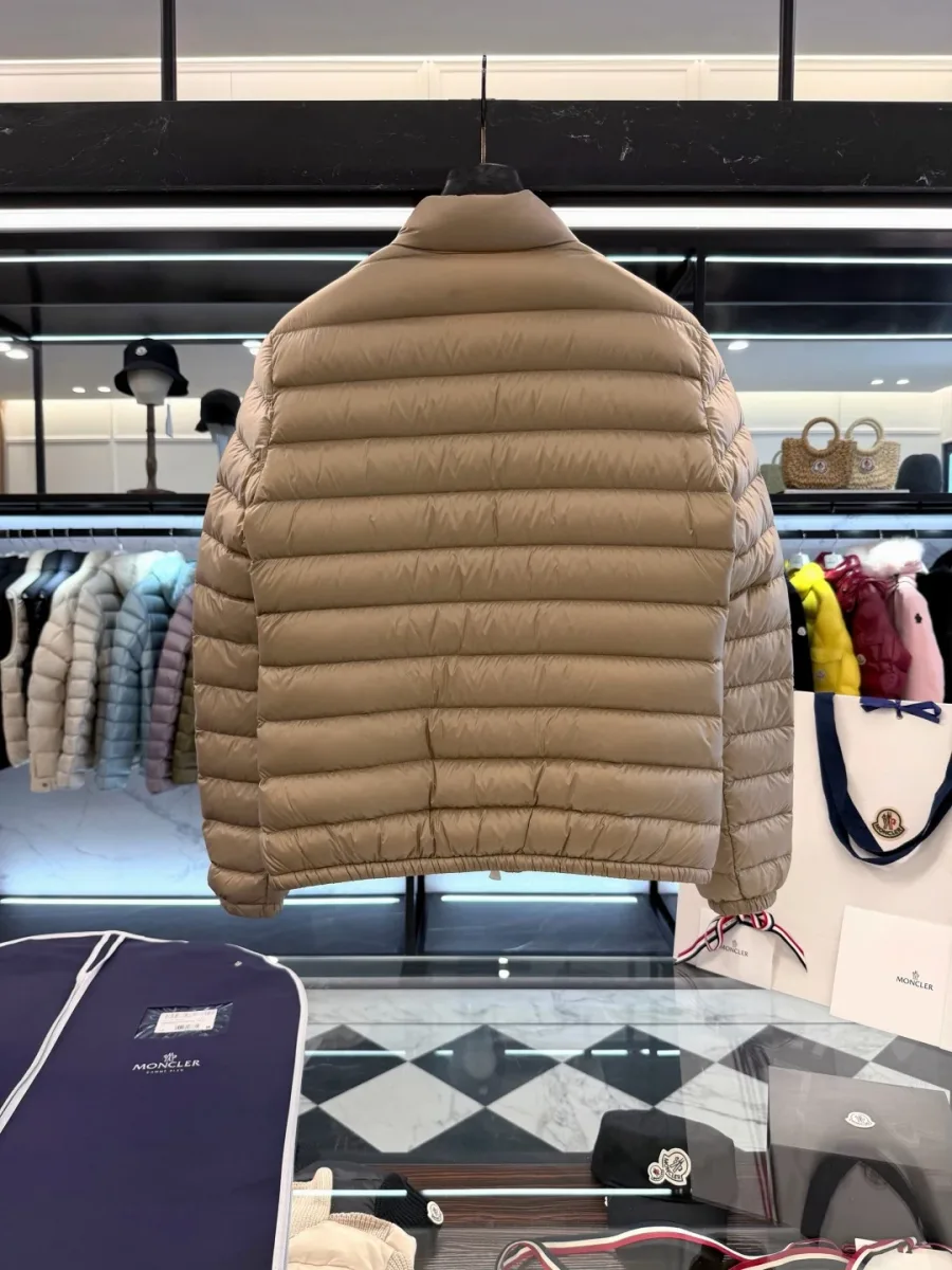 Бежевый стеганый пуховик Moncler Lans на стойке, вид со спины