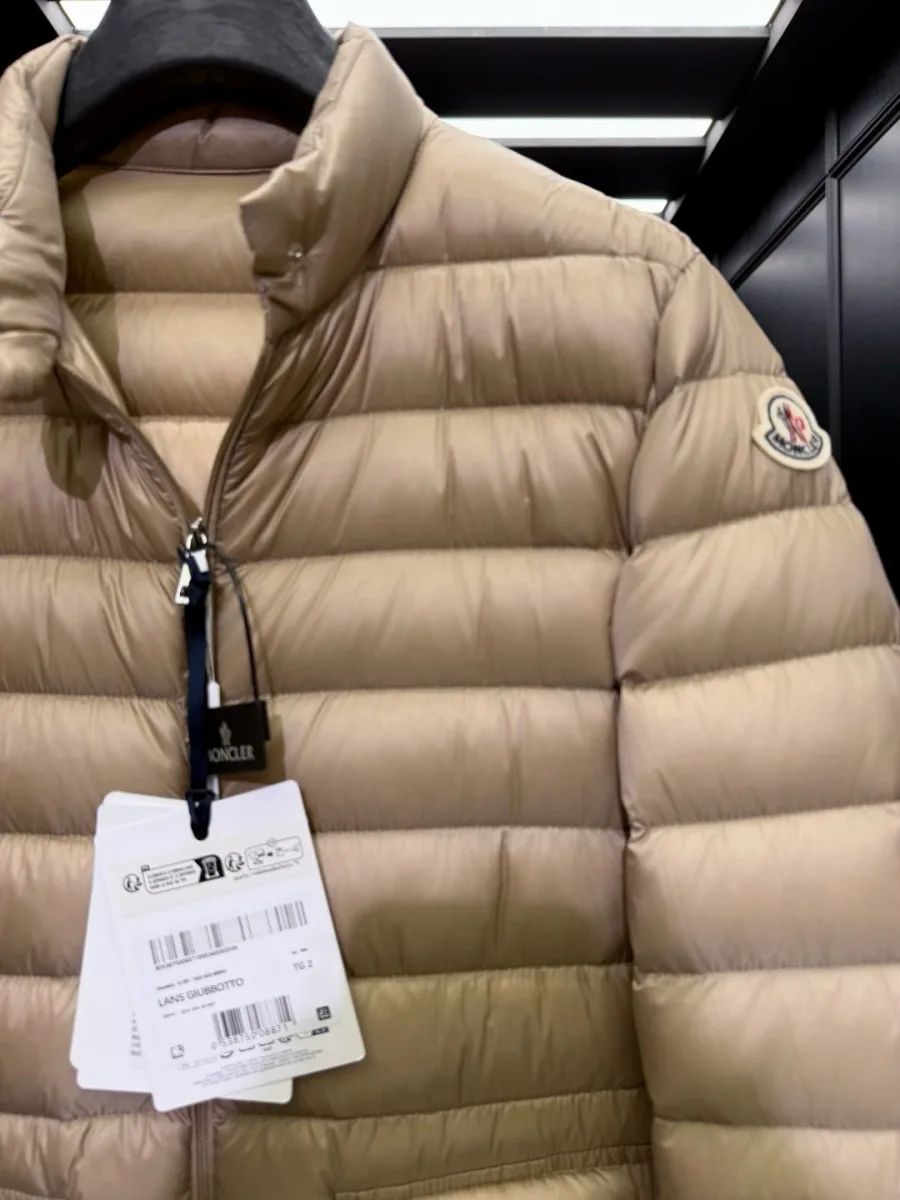 Воротник-стойка пуховика Moncler, металлическая молния и бирки