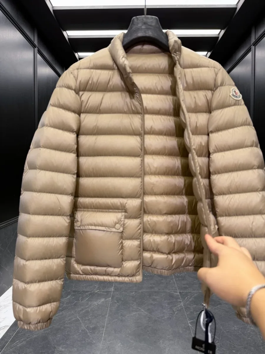 Бежевый пуховик Moncler Lans с расстегнутой молнией, крупный план