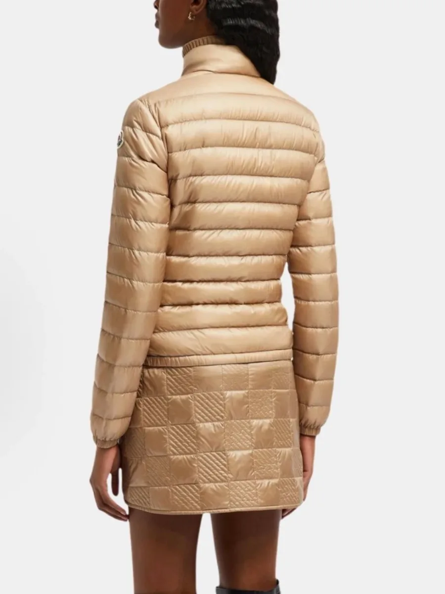 Модель в коротком стеганом пуховике Moncler Lans, вид со спины