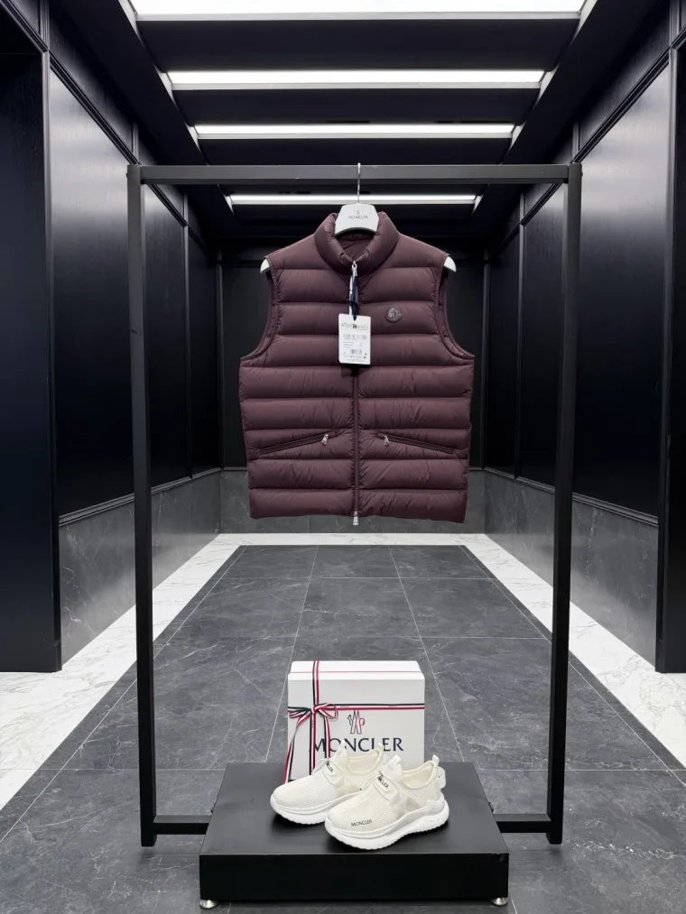 Moncler Бордовый стёганый пуховый жилет с воротником-стойкой