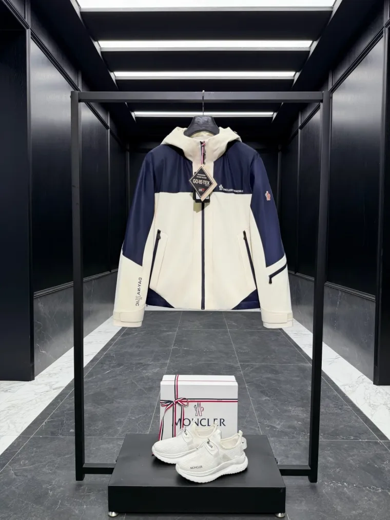 Moncler Кремово-белый пуховик со вставками тёмно-синего цвета и капюшоном