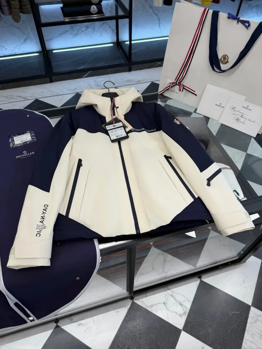 Пуховик Moncler Grenoble, разложенный на плоской поверхности, вид спереди