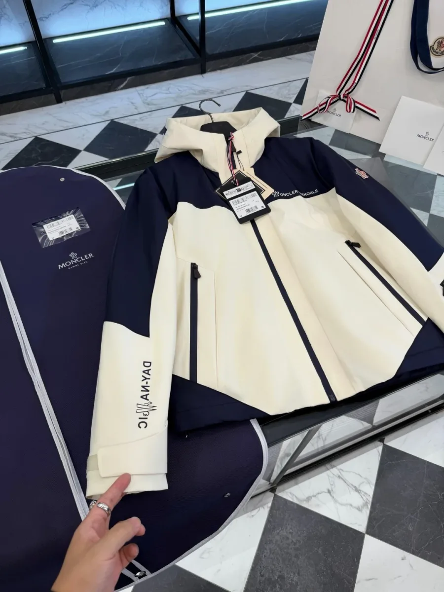 Рукав куртки Moncler Grenoble с манжетой на липучке и надписью Day-Namic