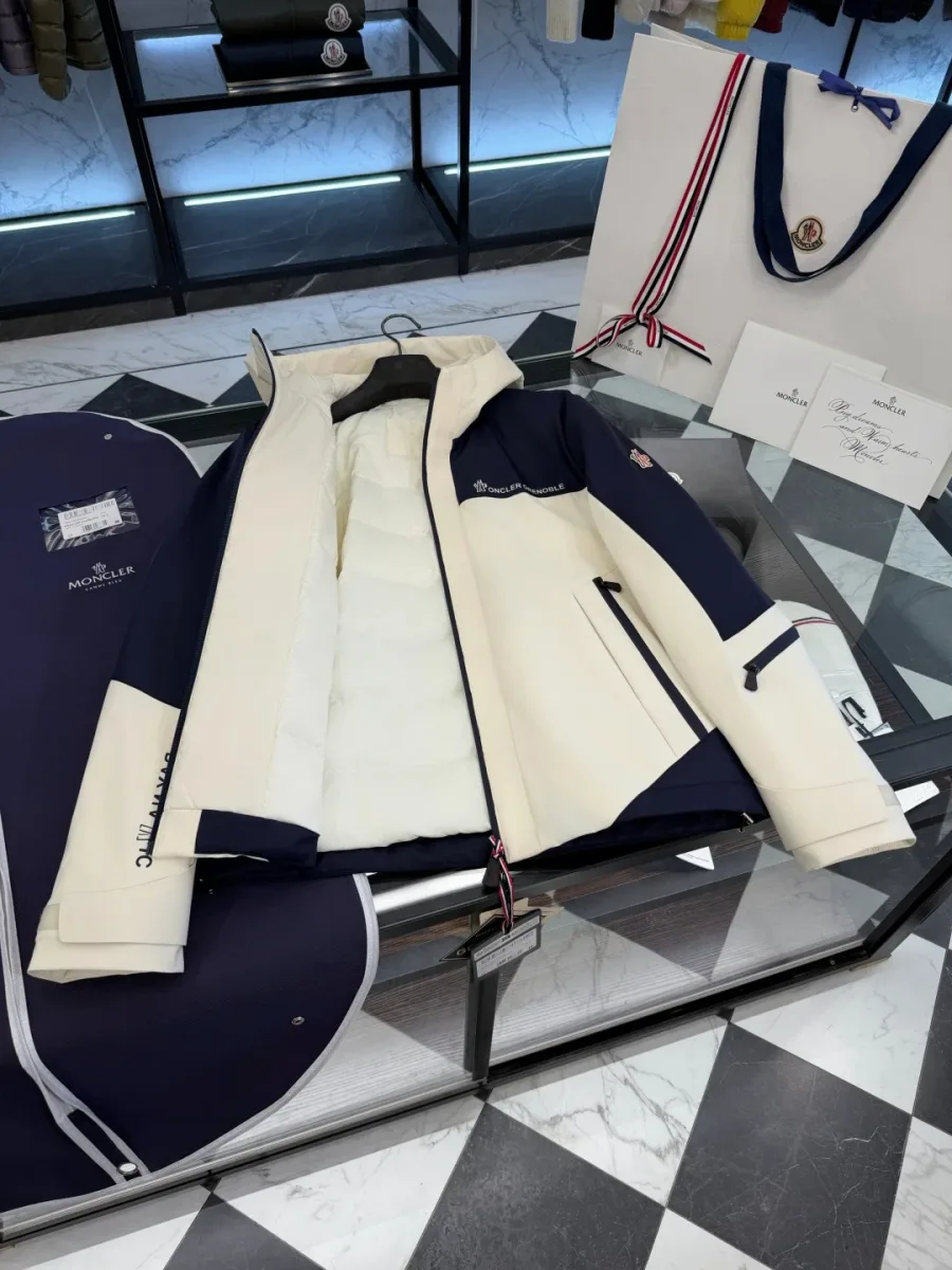 Расстёгнутый пуховик Moncler Grenoble со стёганой внутренней частью на столе