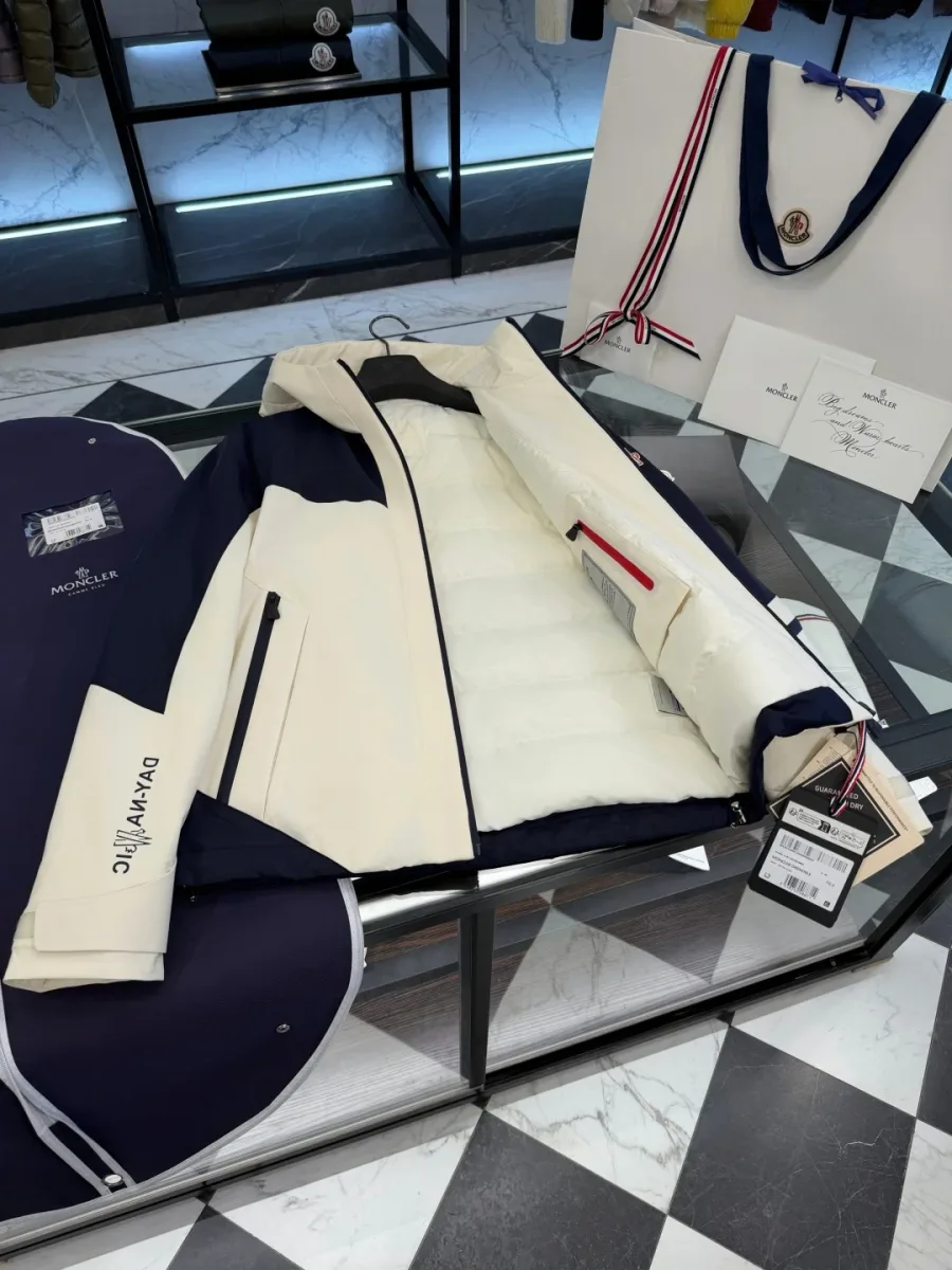 Внутренняя сторона пуховика Moncler Grenoble с белой стёжкой и карманом