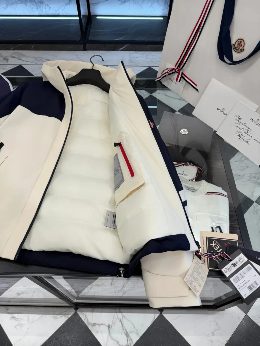 Подкладка куртки Moncler Grenoble крупным планом с пуховой стёжкой