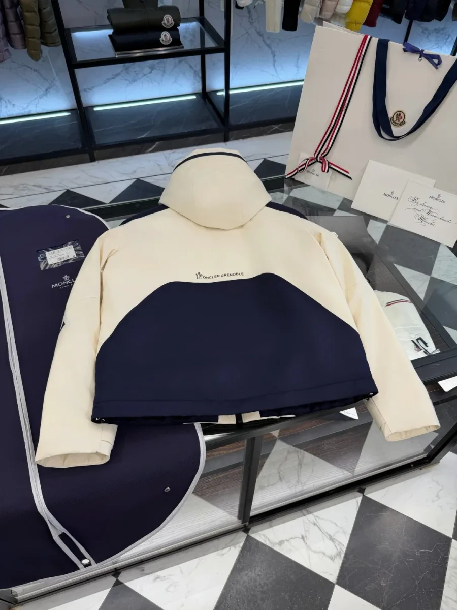 Вид сзади на разложенную двухцветную куртку Moncler Grenoble с капюшоном