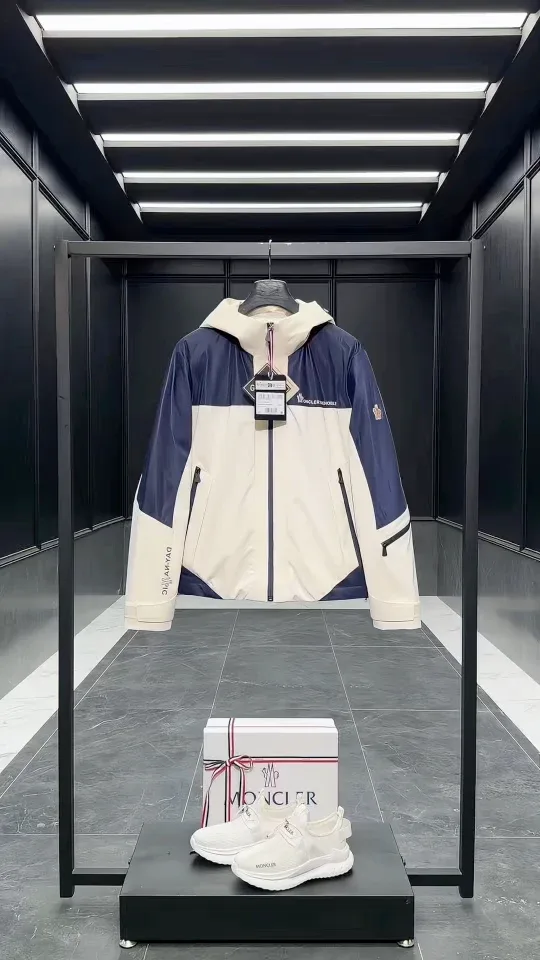 Куртка Moncler Grenoble на вешалке на фоне фирменной коробки и кроссовок