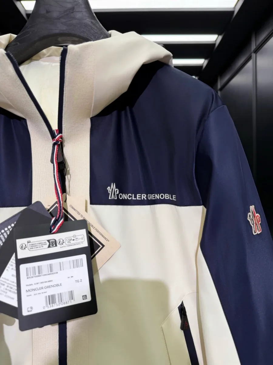 Капюшон и воротник куртки с логотипом Moncler Grenoble и бирками крупным планом