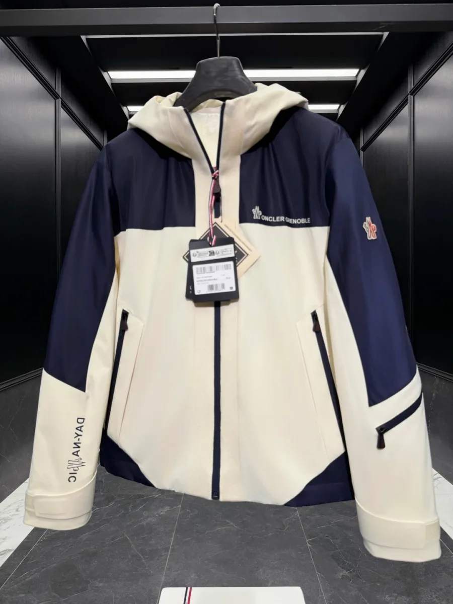 Куртка Moncler Grenoble со сложенным капюшоном, вид спереди