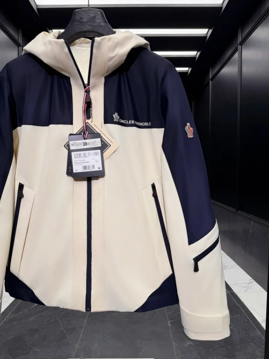 Передняя часть куртки Moncler Grenoble с карманами и молнией крупным планом