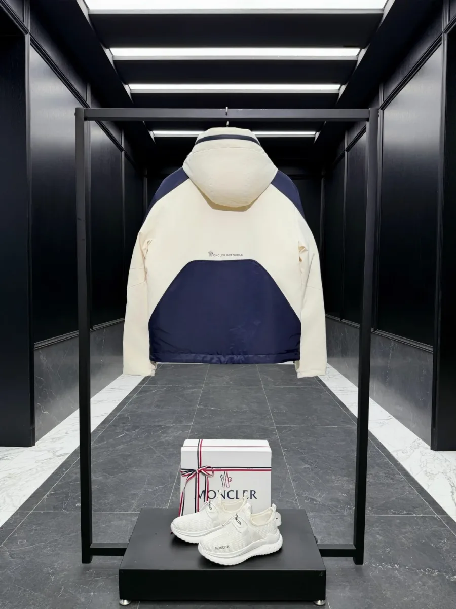 Вид сзади на двухцветную куртку Moncler Grenoble на стойке