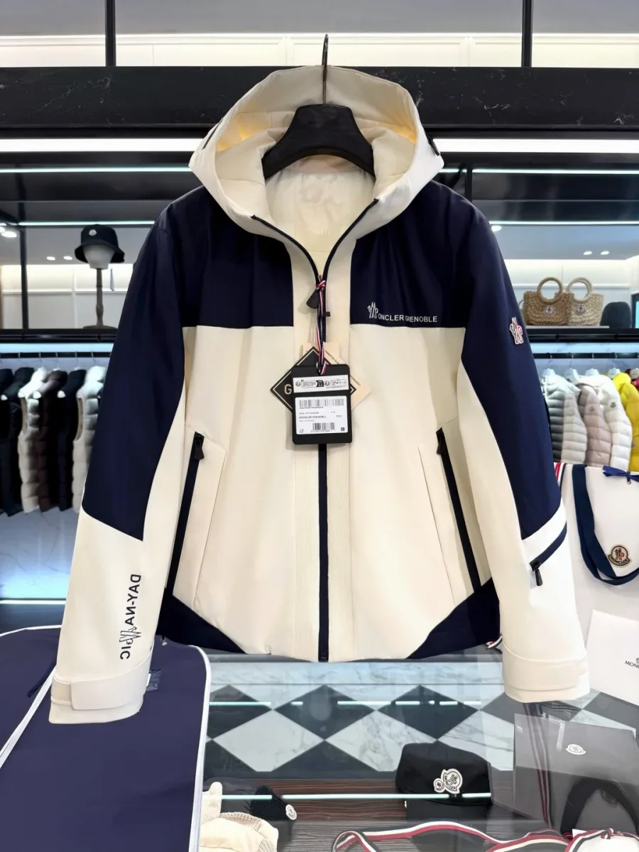 Куртка Moncler Grenoble с раскрытым капюшоном, фронтальный вид