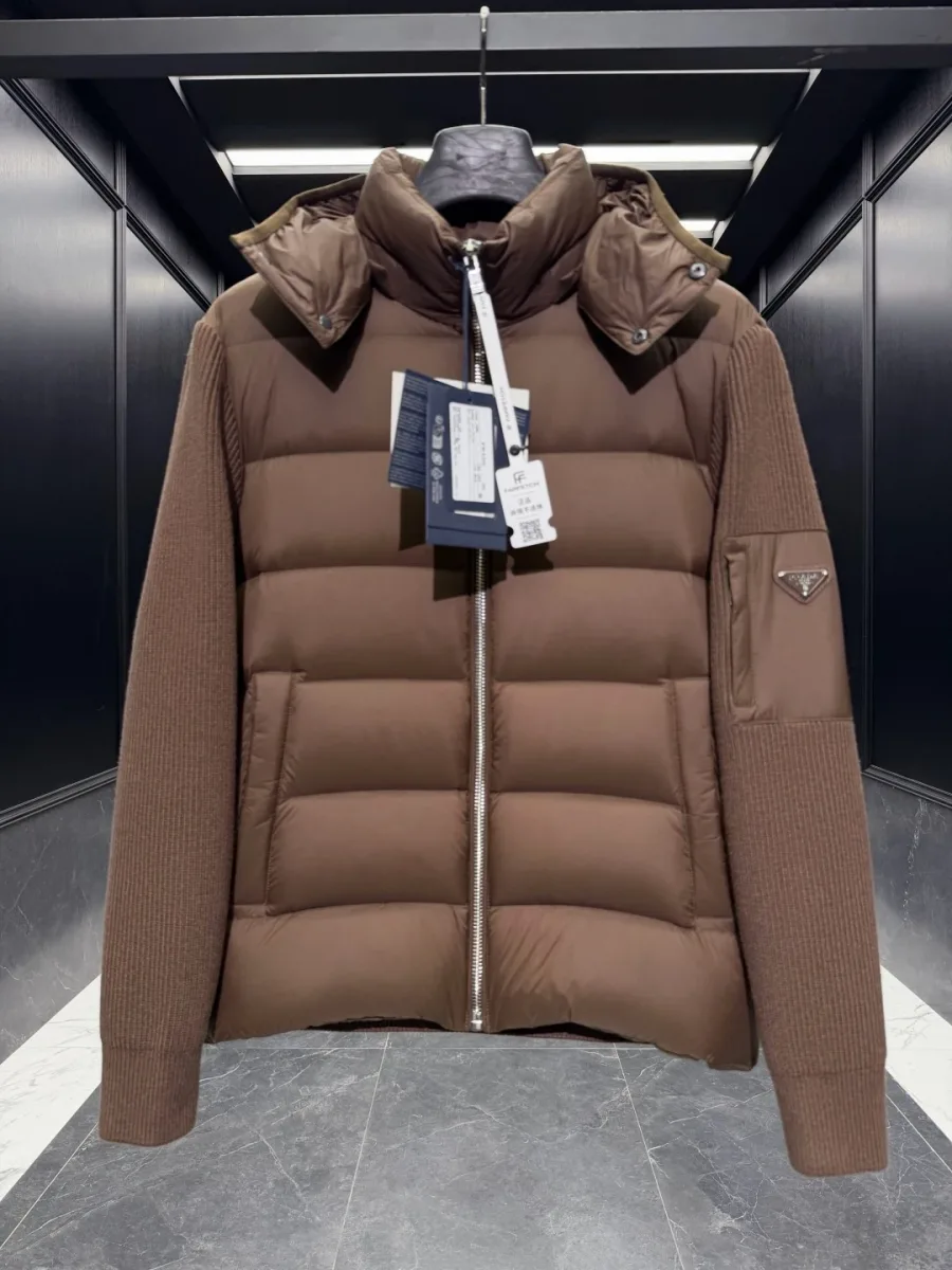 Коричневый комбинированный пуховик Prada крупным планом спереди: горизонтальная стёжка и трикотажные рукава