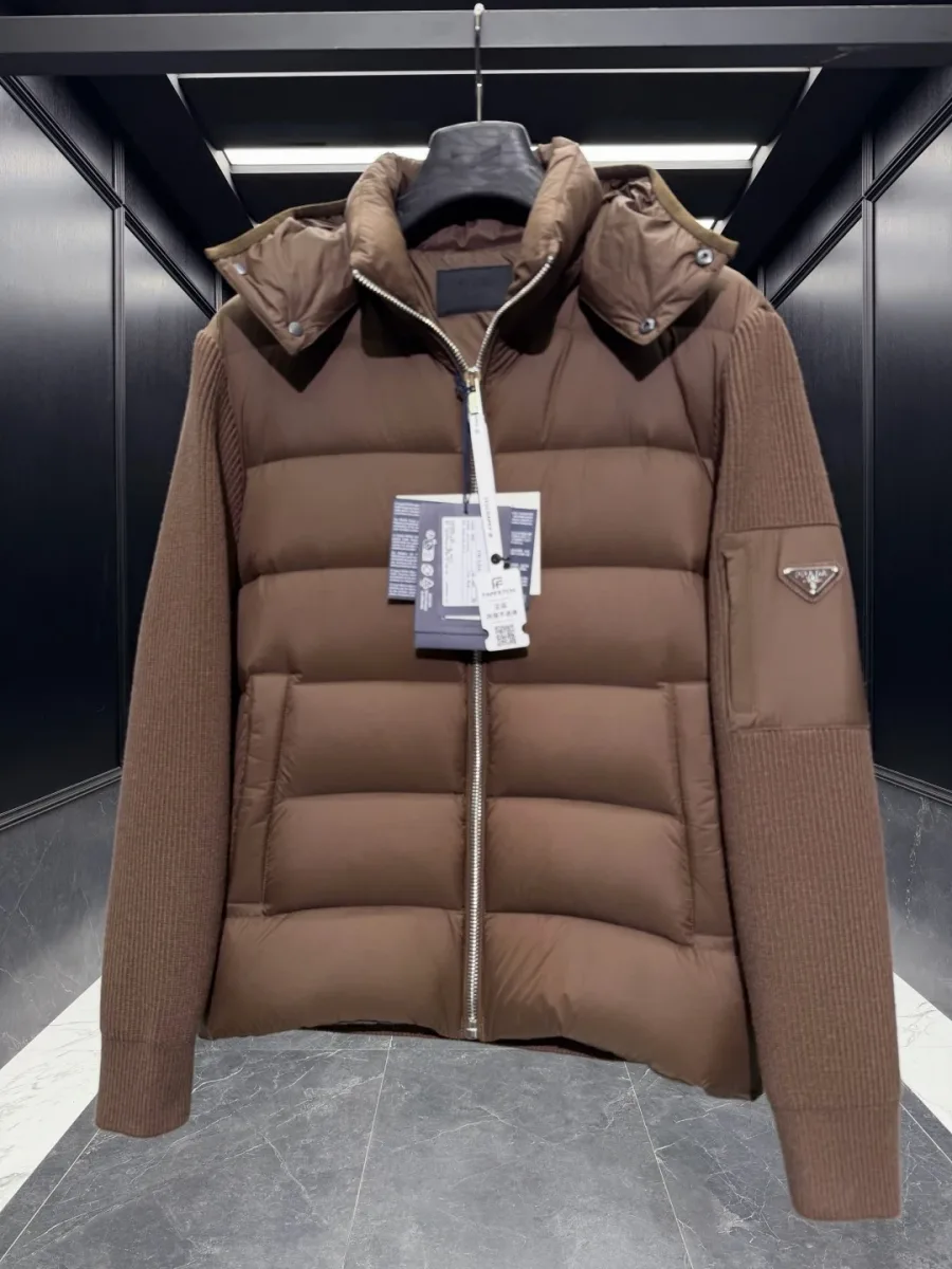 Коричневый пуховик Prada с расправленным воротником-стойкой и клапанами капюшона на кнопках