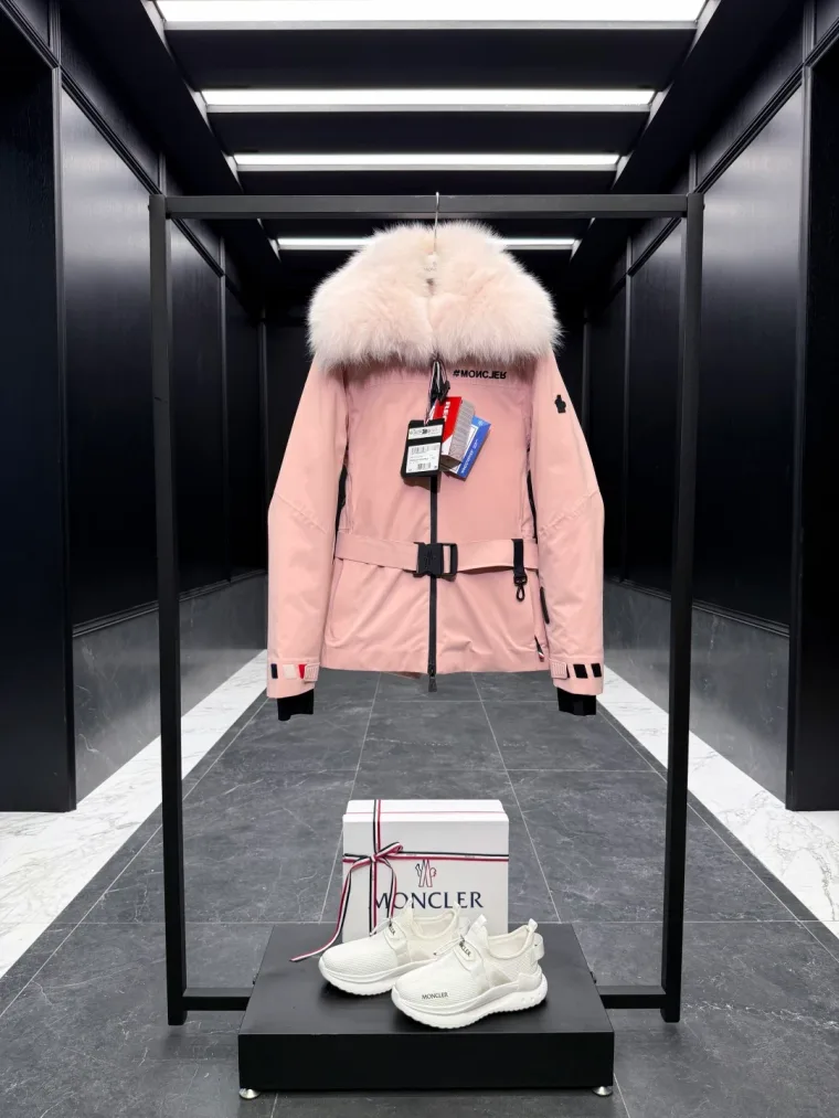 Moncler Розовый горнолыжный пуховик с мехом лисы и поясом