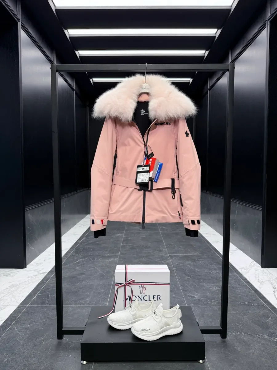 Женский пуховик Moncler Grenoble пыльно-розового цвета с ремнем и меховой отделкой, общий план