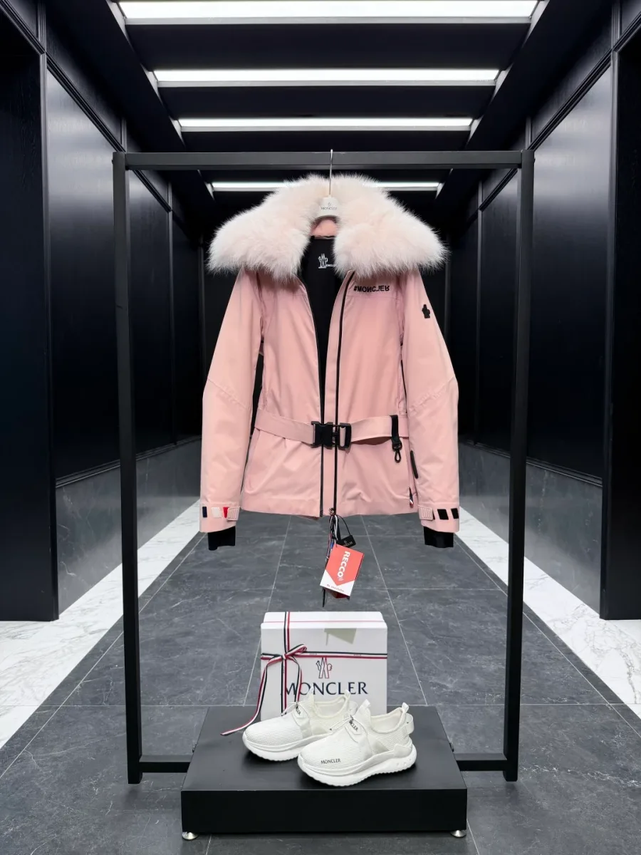 Розовый пуховик Moncler с объемной опушкой капюшона из меха лисы и поясом на пряжке