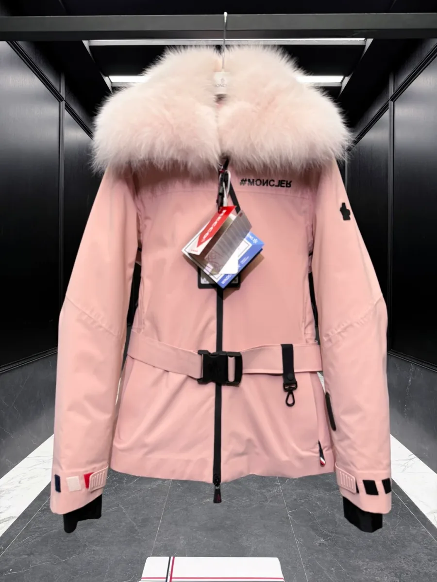 Розовый горнолыжный пуховик Moncler Grenoble, средний план с фирменными бирками и ремнем