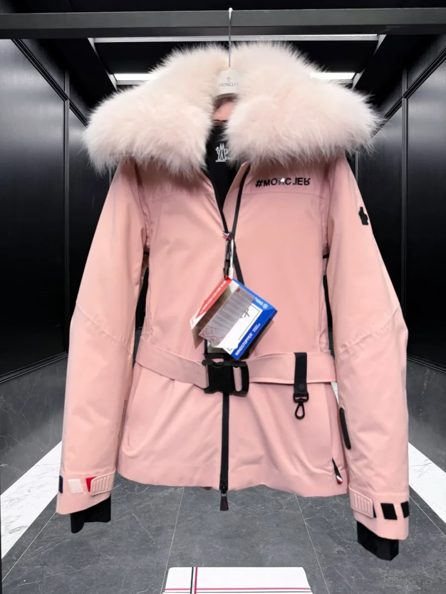 Горнолыжная куртка Moncler розового цвета с застегнутым поясом и меховым воротником-капюшоном