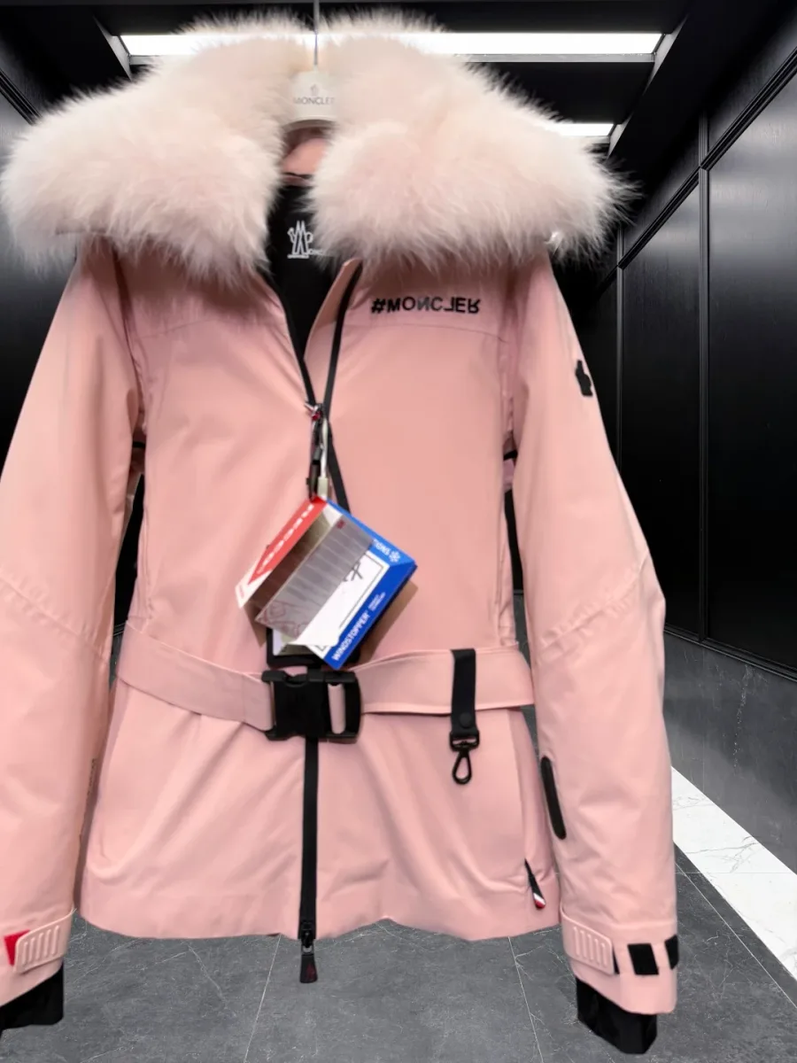 Передняя часть розового пуховика Moncler крупным планом: молния YKK, воротник с мехом лисы