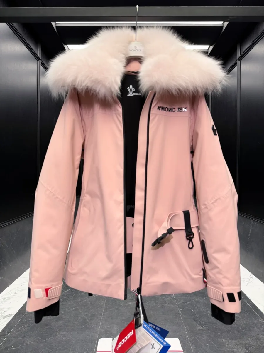 Розовый пуховик Moncler с расстегнутым ремнем, вид спереди крупным планом