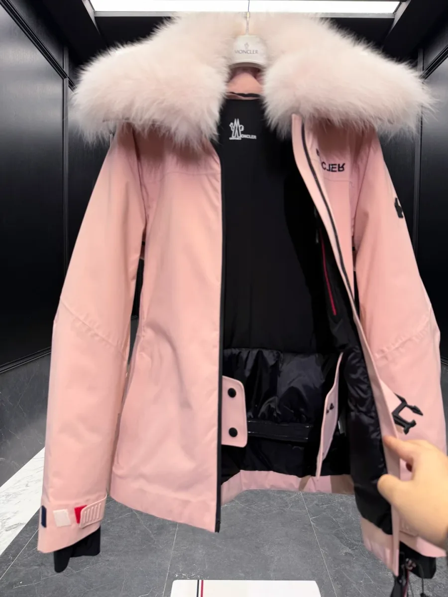 Розовый пуховик Moncler Grenoble в расстегнутом виде: снегозащитная юбка и внутренняя подкладка