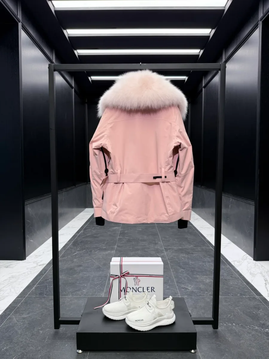 Розовый горнолыжный пуховик Moncler с капюшоном и меховой опушкой, вид со спины