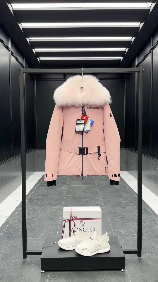 Розовый горнолыжный пуховик Moncler Grenoble на плечиках, фронтальный ракурс