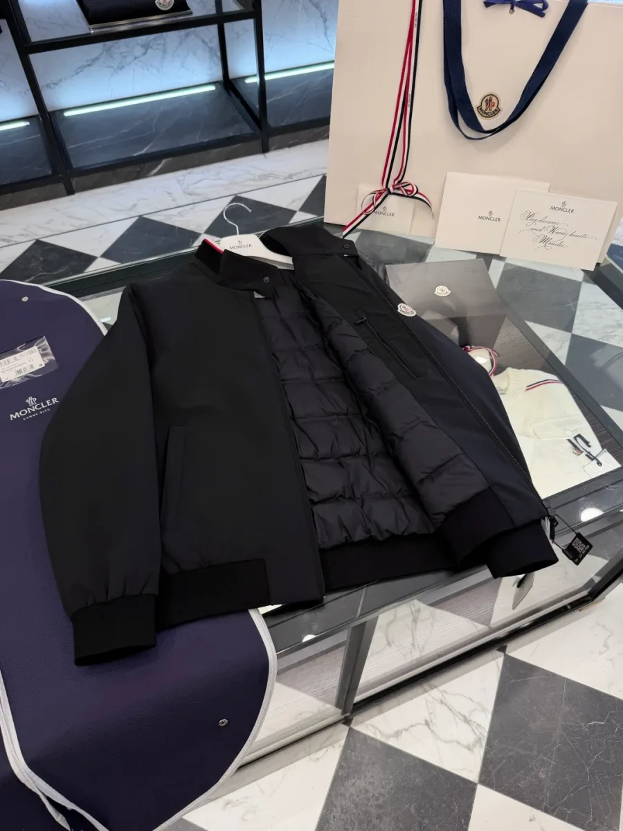 Вид сбоку на открытую куртку-бомбер Moncler Reppe с горизонтальной стёжкой внутри и манжетами