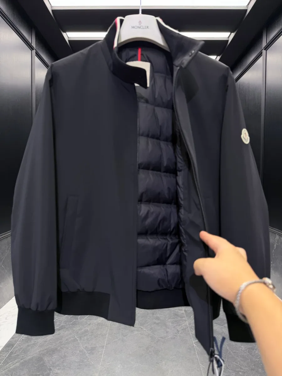 Чёрная куртка-бомбер Moncler Reppe в расстёгнутом виде с горизонтально стёганой подкладкой