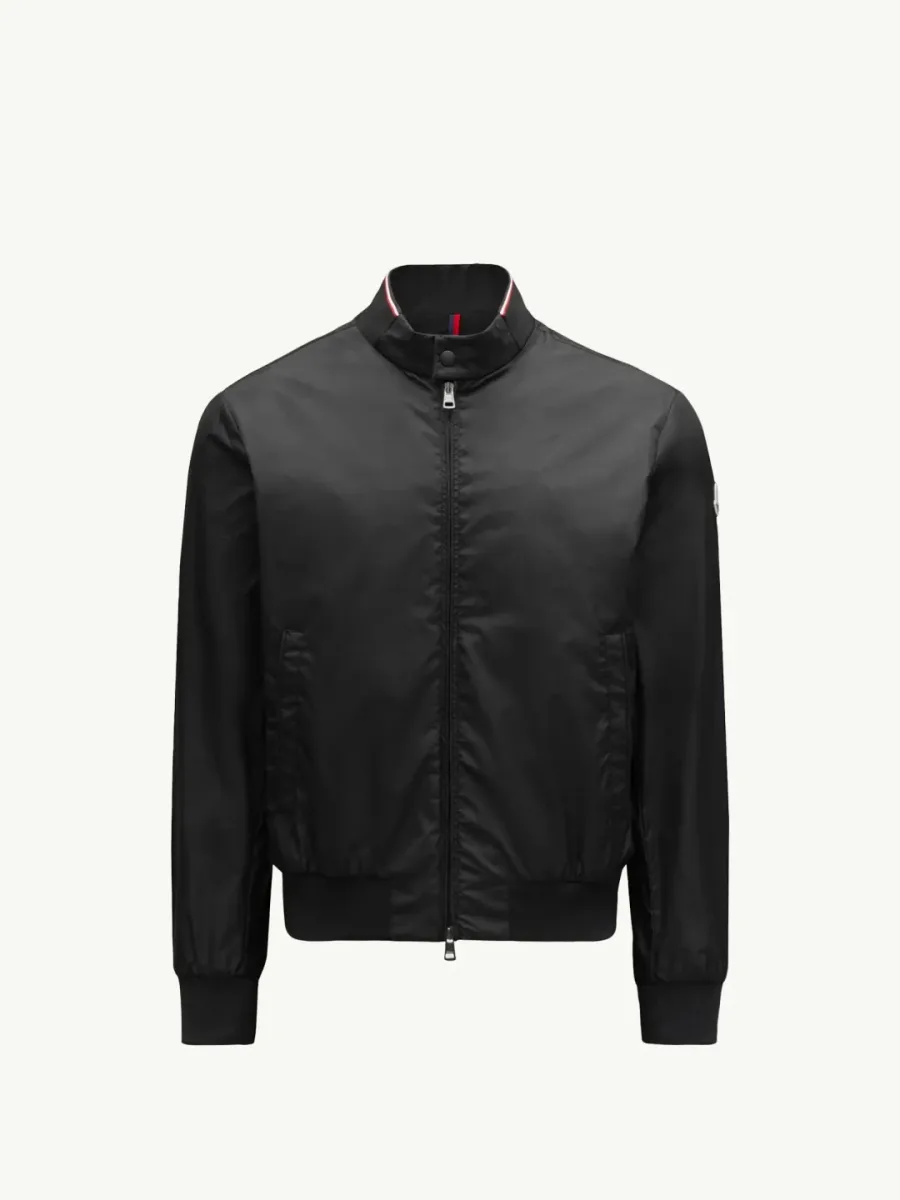 Каталожное фото чёрной куртки-бомбера Moncler Reppe анфас с кнопками на воротнике-стойке